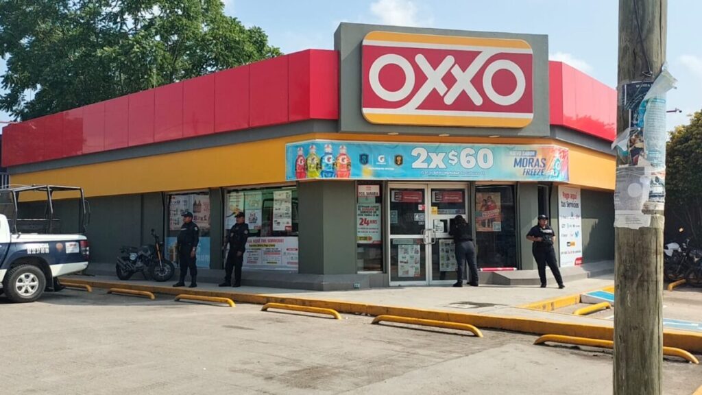 Atracan sucursal Oxxo de La Cuevita en Las Choapas; delincuente dispara al huir