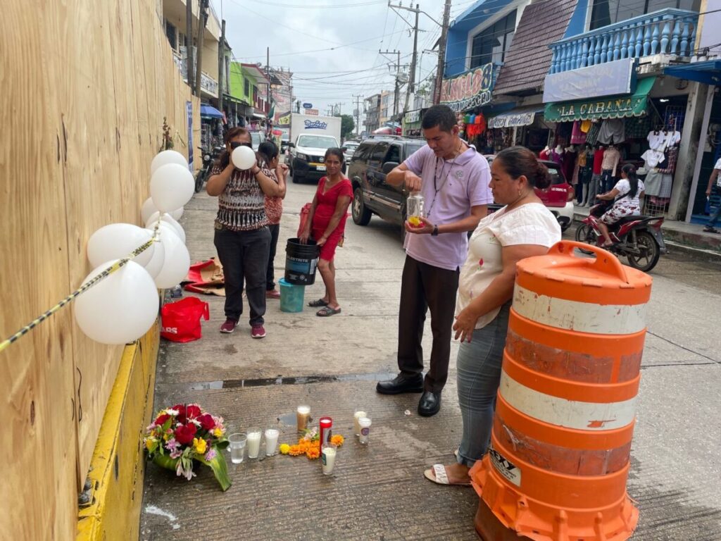 Realizan rezo por víct!m@$ de incendio en Coppel en Las Choapas. Realizan rezo por víct!m@$ de incendio en Coppel en Las Choapas.