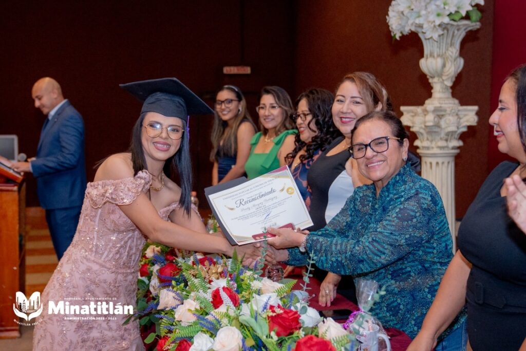 Carmen Medel celebra logros de egresados en Psicopedagogía Carmen Medel celebra logros de egresados en Psicopedagogía