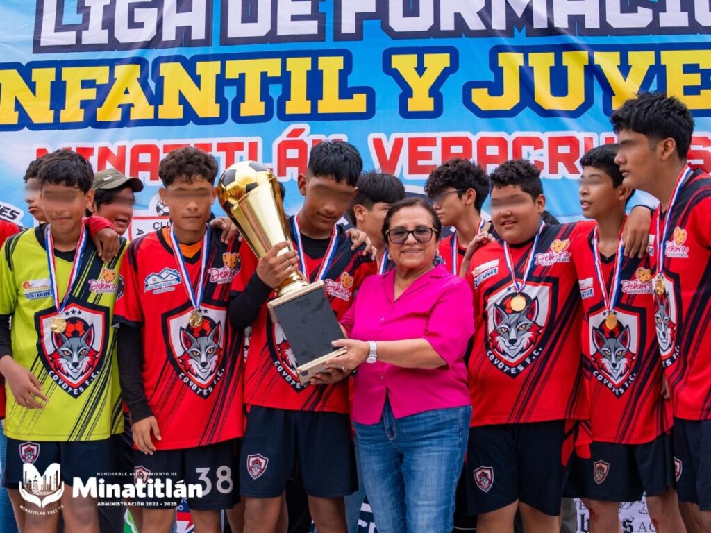 Carmen Medel Palma reconoce el esfuerzo de jóvenes deportistas en Minatitlán Carmen Medel Palma reconoce el esfuerzo de jóvenes deportistas en Minatitlán