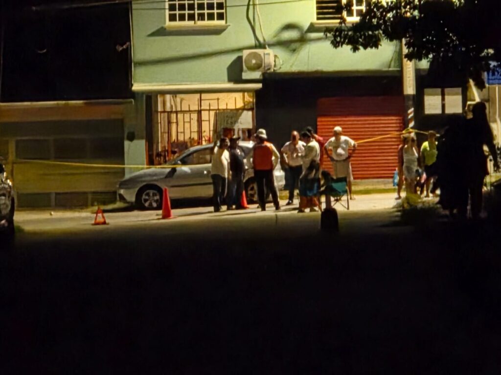 VIDEO: Vecinos de la colonia Rafael Hernández Ochoa protestan por falta de energía eléctrica. VIDEO: Vecinos de la colonia Rafael Hernández Ochoa protestan por falta de energía eléctrica.