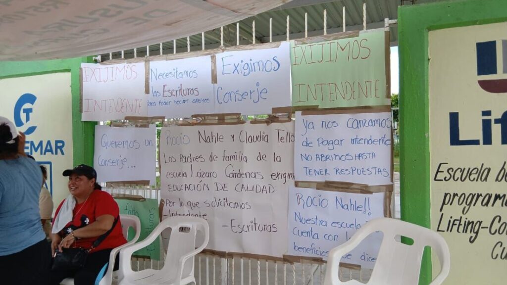 VIDEO : Por falta de intendente padres de familia cierran escuela en Villa Cuichapa al sur del estado
