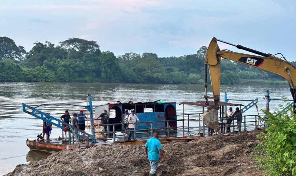 Rescatan transbordador que se hundió en Hidalgotitlán Rescatan transbordador que se hundió en Hidalgotitlán