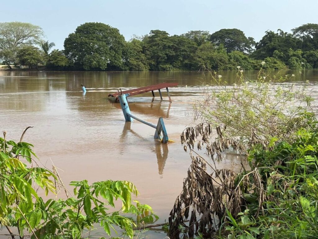Suspenden servicio de panga entre Hidalgotitlán y Jáltipan por hundimiento.
