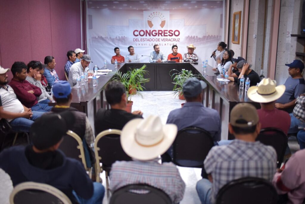 Atiende Paul Martínez Marie a habitantes de Altotonga Atiende Paul Martínez Marie a habitantes de Altotonga