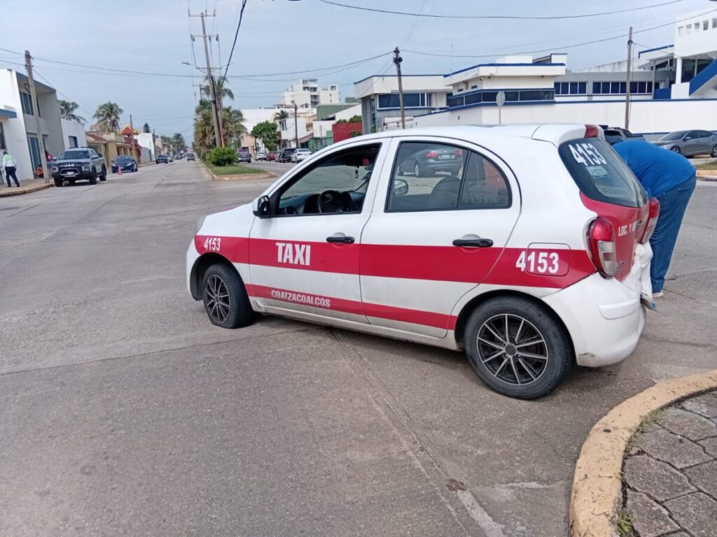Aparatoso accidente , dama impactó a taxi por alcance