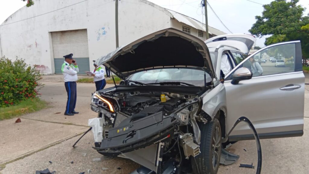 Dama provoca accidente y sale lesionada