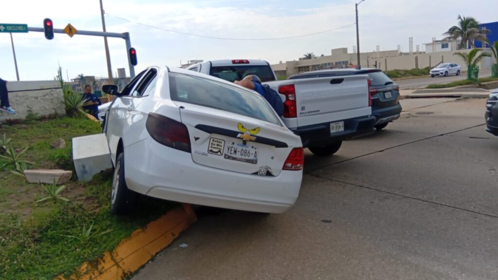 Aparatoso accidente en el malecón costero, dama resulta con golpes Aparatoso accidente en el malecón costero, dama resulta con golpes