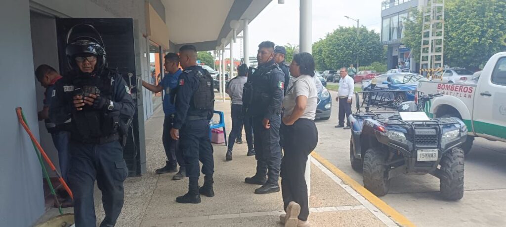 Menor metió su mano en máquina revolvedora de masa; quedó atrapado por varios minutos en Minatitlán.