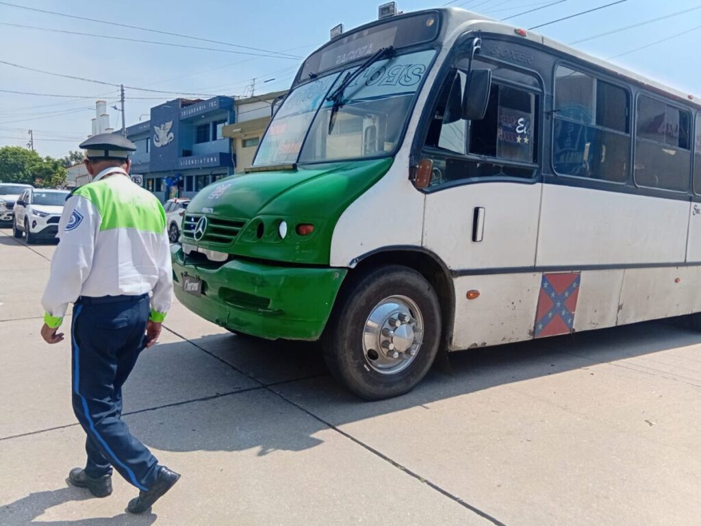 Urbano impactó camioneta en la Colonia  Guadalupe Victoria de Coatzacoalcos