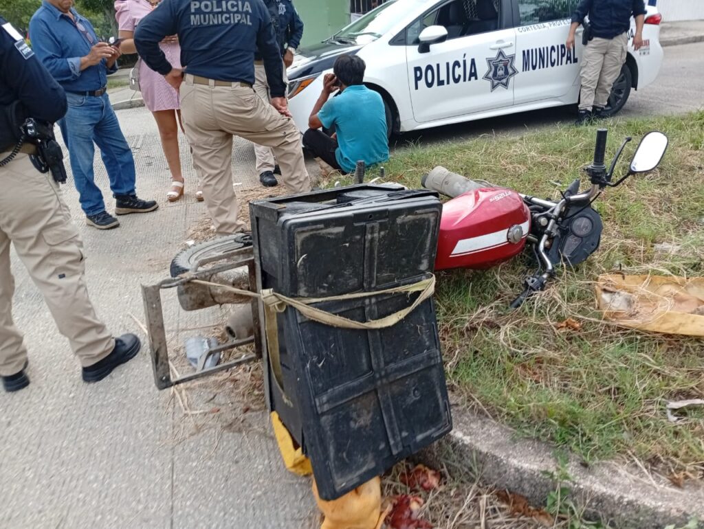 Derriban a repartidor de pollo en la colonia Benito Juárez