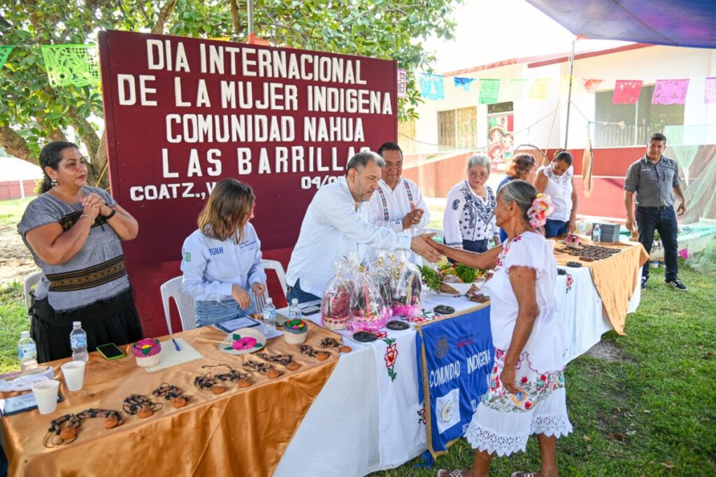 Reconocen en Coatzacoalcos a mujeres indígenas pilares de la comunidad de Las Barrillas Reconocen en Coatzacoalcos a mujeres indígenas pilares de la comunidad de Las Barrillas