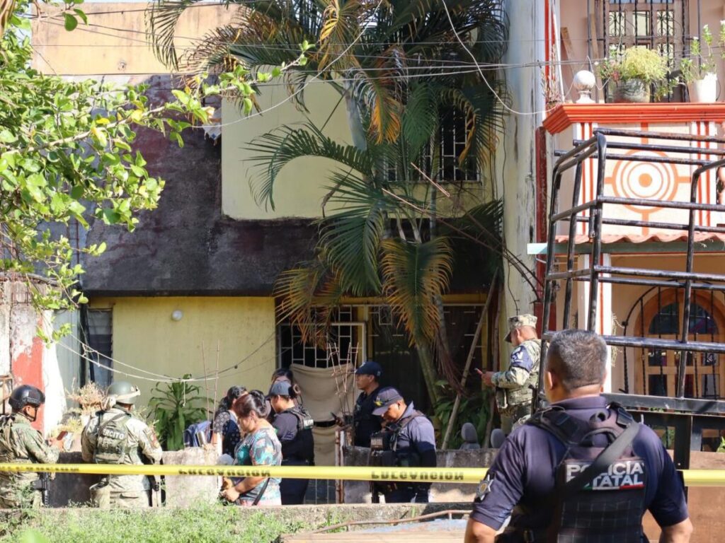 3j3cut4n a h0mbr3 dentro de su vivienda en Acayucan; 4gr3s0r logró escapar