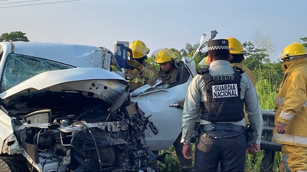 Tráiler invade carril y deja a médico prensado en brutal choque en la supercarretera Las Choapas-Ocozocoautla