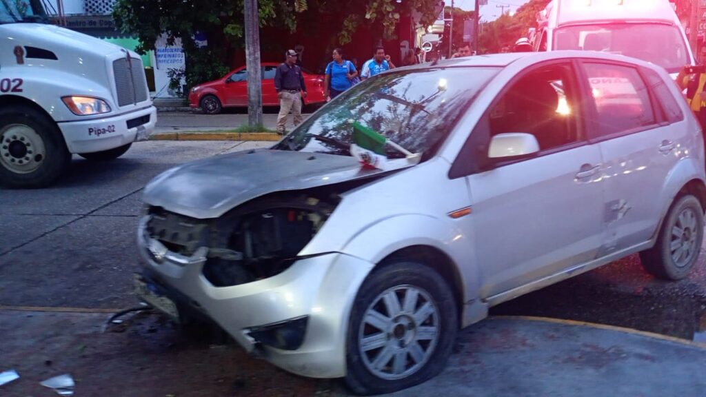 Aparatoso accidente en calles del centro, choque de dos autos particulares lesiona a dos damas