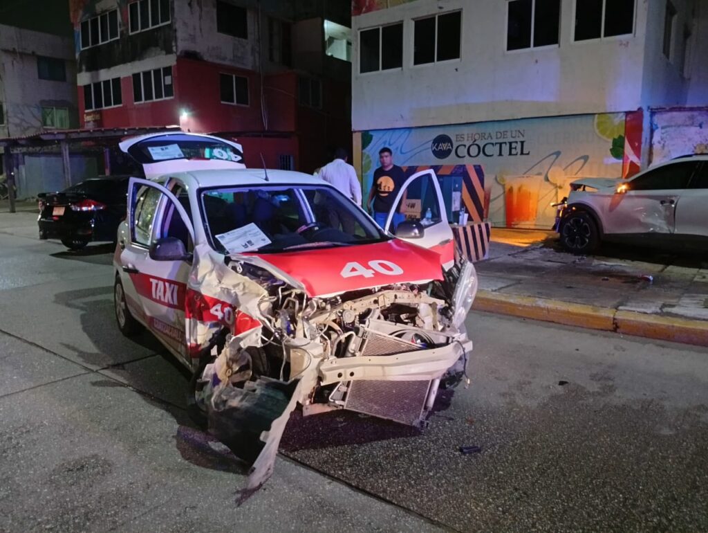 Taxista provoca aparatoso accidente, dos adultos y una menor lesionados y daños por casi 100 mil pesos, el saldo.