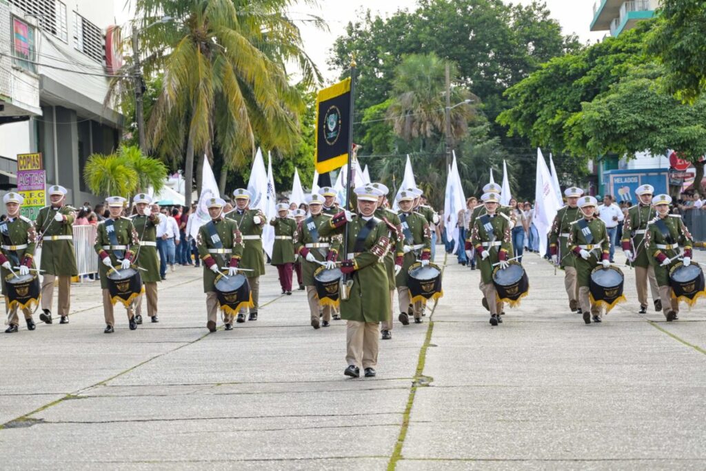 Conmemora Coatzacoalcos el 215 Aniversario de la Independencia de México con desfile cívico