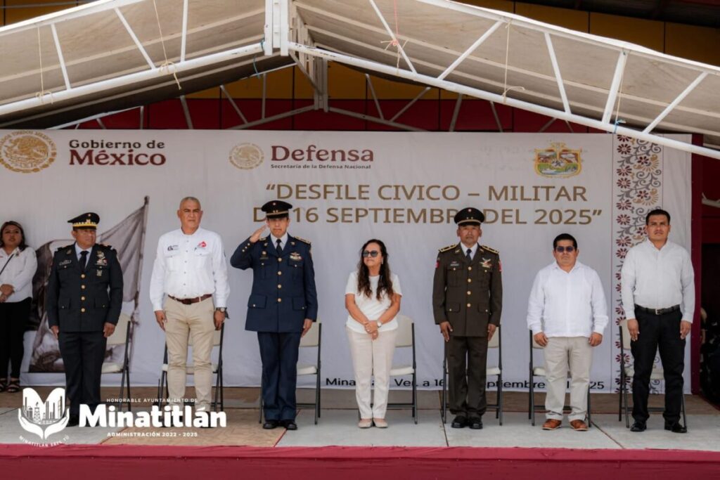 Carmen Medel encabeza izamiento de bandera por el 215 aniversario de la Independencia de México