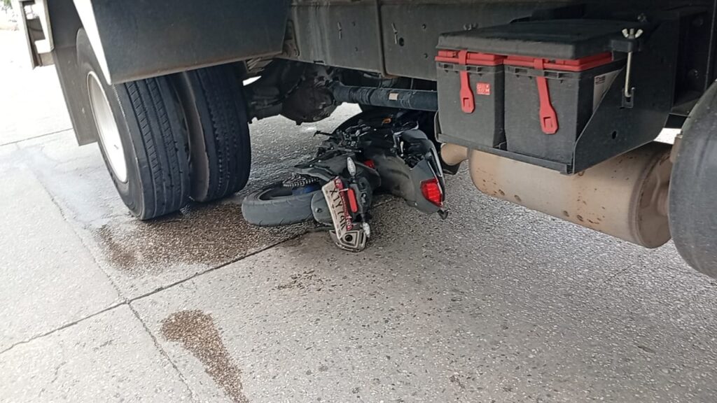 Chocó moto contra camioneta en la colonia Progreso y Paz de Coatzacoalcos.