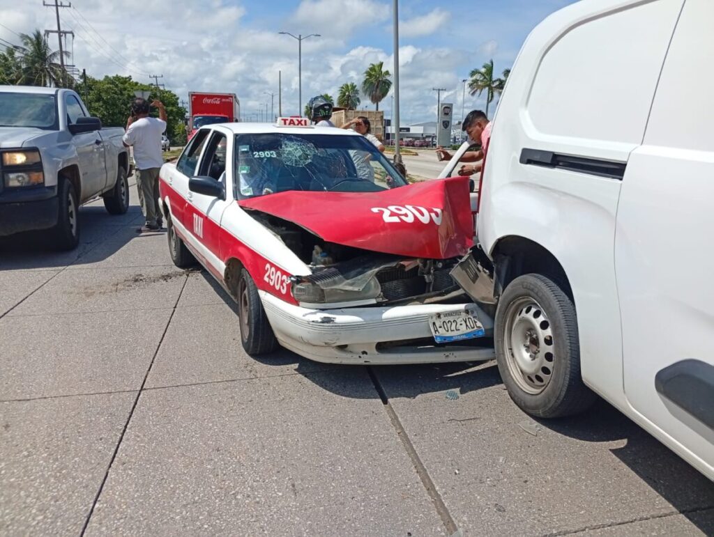 Carambola lesiona a pasajero de taxi