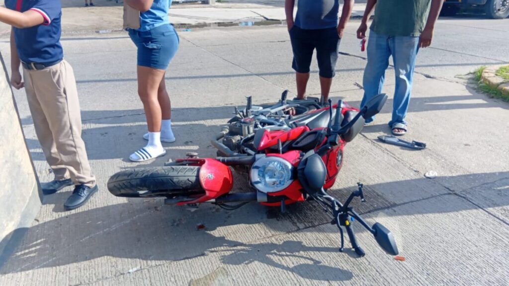 Motociclista se atravesó a un Jetta en la Col. Francisco Villa de Coatzacoalcos