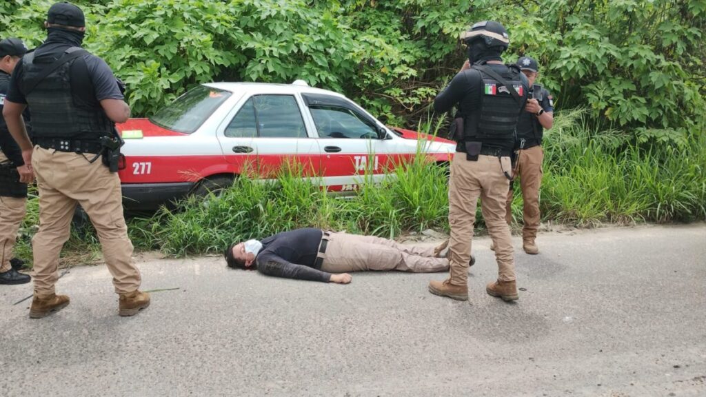 Policía resulta gravemente herido en choque entre motopatrulla y taxi en Jáltipan.