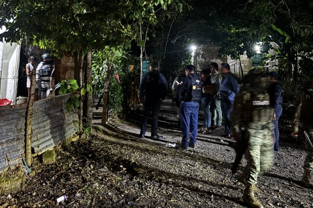 Aseguran extranjeros, arm@$ y drog@$ en cateo de casa de seguridad en Las Choapas