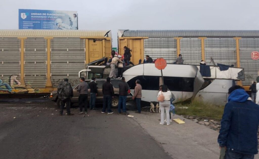 VIDEO | Ocho muertos y 45 heridos en choque de ferrocarril contra autobús en Edomex VIDEO | Ocho muertos y 45 heridos en choque de ferrocarril contra autobús en Edomex
