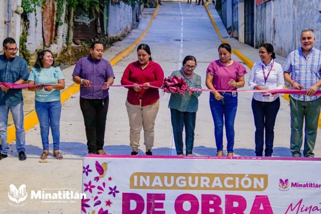 Carmen Medel Palma inaugura pavimentación de cuatro cuadras en la colonia Praderas del Jagüey de Minatitlán Carmen Medel Palma inaugura pavimentación de cuatro cuadras en la colonia Praderas del Jagüey de Minatitlán