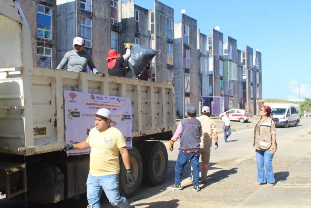 Refuerza gobierno de Coatzacoalcos acciones contra el dengue con el retiro de más de 140 toneladas de cacharros Refuerza gobierno de Coatzacoalcos acciones contra el dengue con el retiro de más de 140 toneladas de cacharros