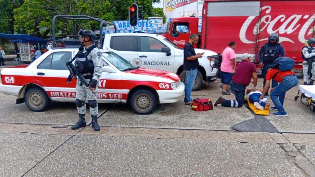 VIDEO : Taxi arrolla a dama frente a la central camionera de Coatzacoalcos.