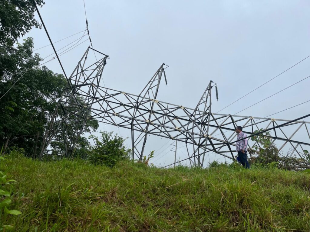 Vecinos de la colonia Lázaro Cárdenas denuncian negligencia de la CFE tras caída de torre eléctrica; amenazan con bloquear la carretera Vecinos de la colonia Lázaro Cárdenas denuncian negligencia de la CFE tras caída de torre eléctrica; amenazan con bloquear la carretera