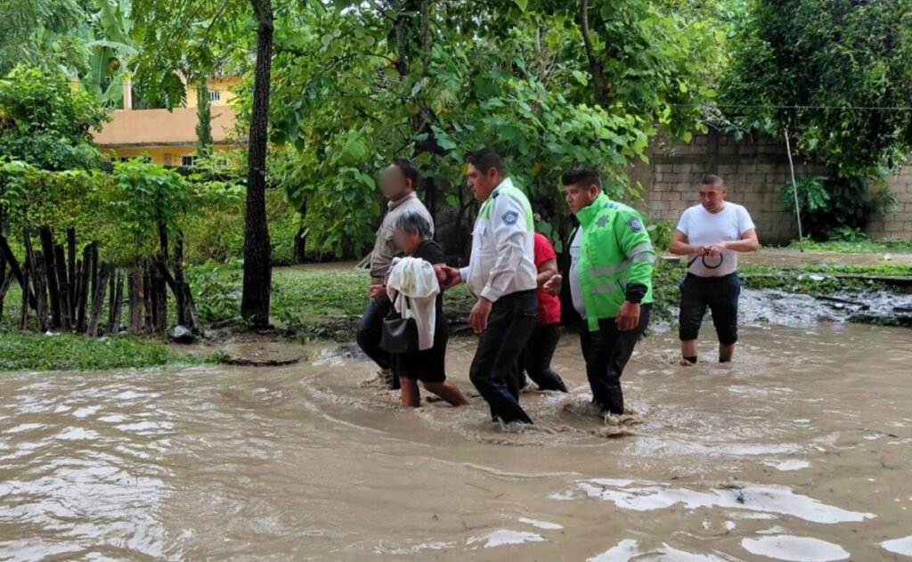 Lluvias en Veracruz dejan un policía muerto y causan severas inundaciones Lluvias en Veracruz dejan un policía muerto y causan severas inundaciones
