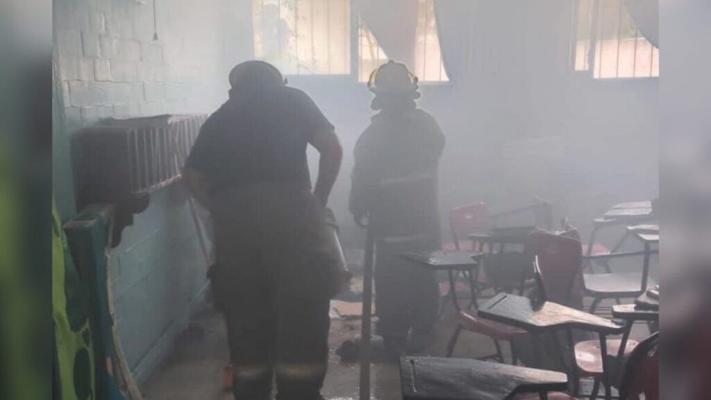 Atiende Protección Civil y Bomberos de Minatitlán incendio en escuela primaria