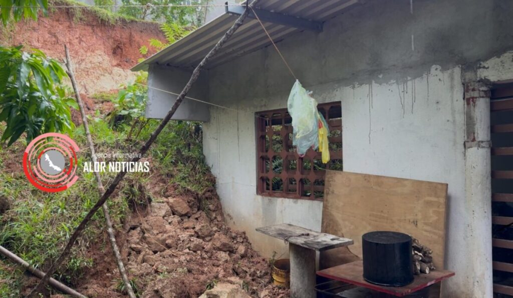 Lluvias reblandecen cerros y provocan que talud caiga sobre vivienda en Coatzacoalcos Veracruz Lluvias reblandecen cerros y provocan que talud caiga sobre vivienda en Coatzacoalcos Veracruz
