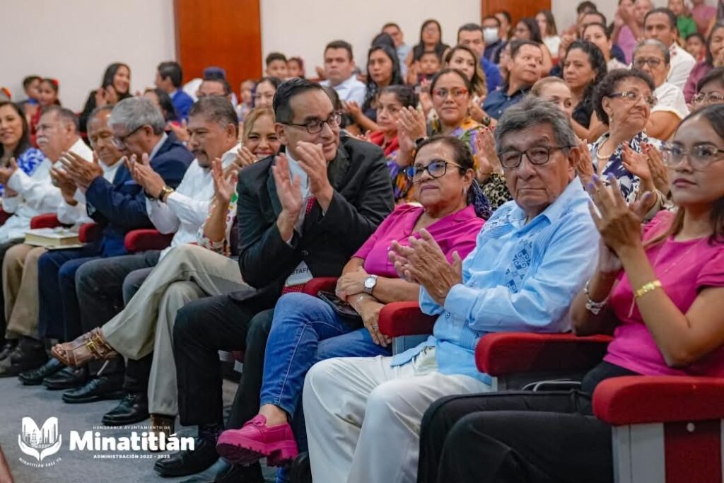 Carmen Medel participa en la Toma de Protesta del Foro Nacional de Oradores en Veracruz
