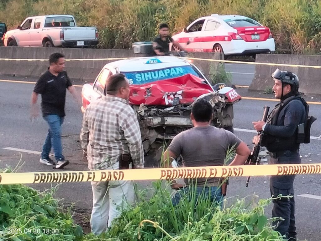 F4ll3c3 taxista al chocar contra volteo en Catemaco