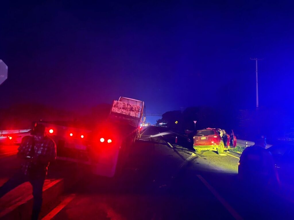 Mu3r3 una persona y tres resultan h3ridas en accidente sobre la carretera Acayucan–Sayula de Alemán Mu3r3 una persona y tres resultan h3ridas en accidente sobre la carretera Acayucan–Sayula de Alemán