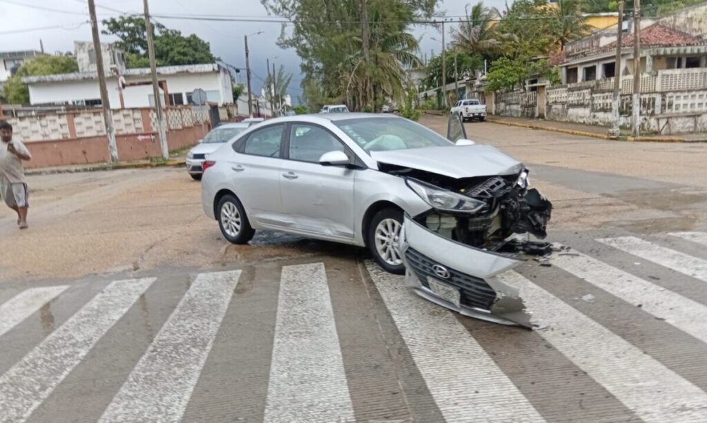 VIDEO: Taxista no respetó preferencia e impactó a automóvil en el centro de Coatzacoalcos. VIDEO: Taxista no respetó preferencia e impactó a automóvil en el centro de Coatzacoalcos.