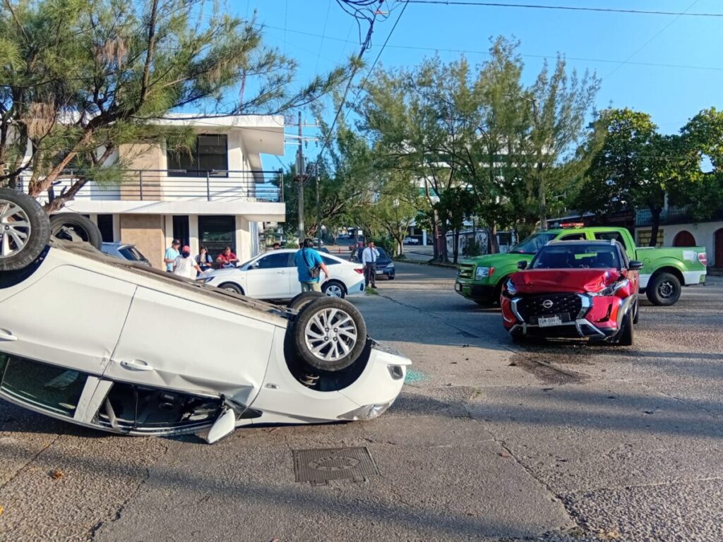 VIDEO : Aparatosa volcadura deja un lesionado en el centro de Coatzacoalcos VIDEO : Aparatosa volcadura deja un lesionado en el centro de Coatzacoalcos