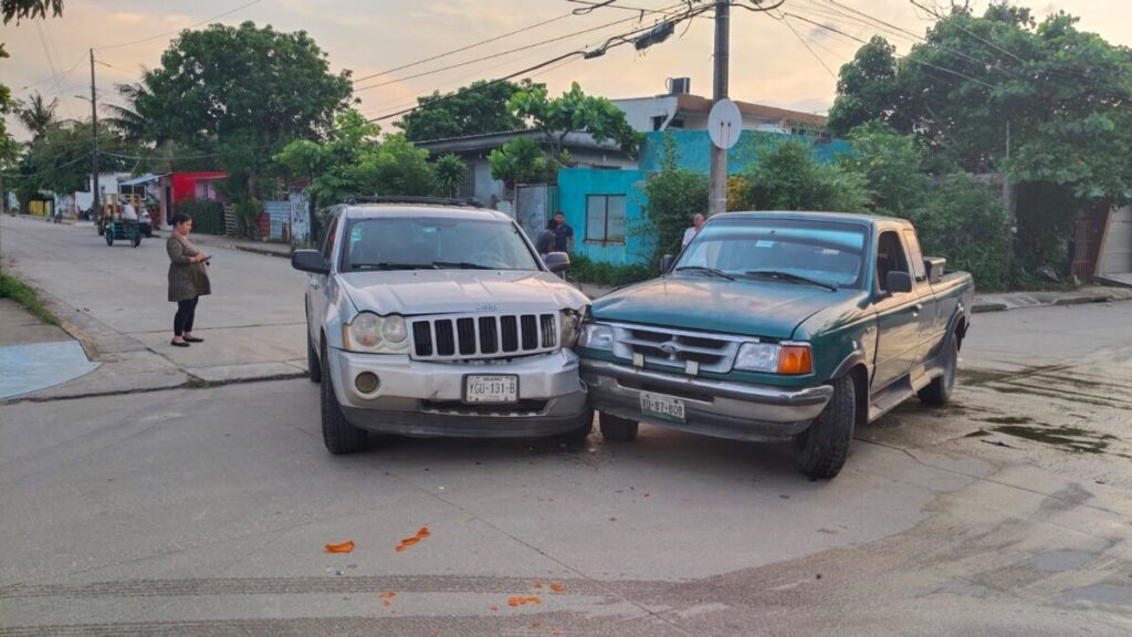 Choque de camionetas deja solo daños menores en la Colonia Constituyentes de Coatzacoalcos. Choque de camionetas deja solo daños menores en la Colonia Constituyentes de Coatzacoalcos.