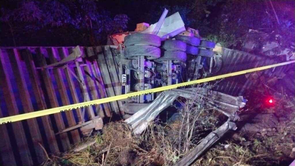 Mu3r3 operador en brutal volcadura en la autopista Las Choapas–Ocozocoautla Mu3r3 operador en brutal volcadura en la autopista Las Choapas–Ocozocoautla