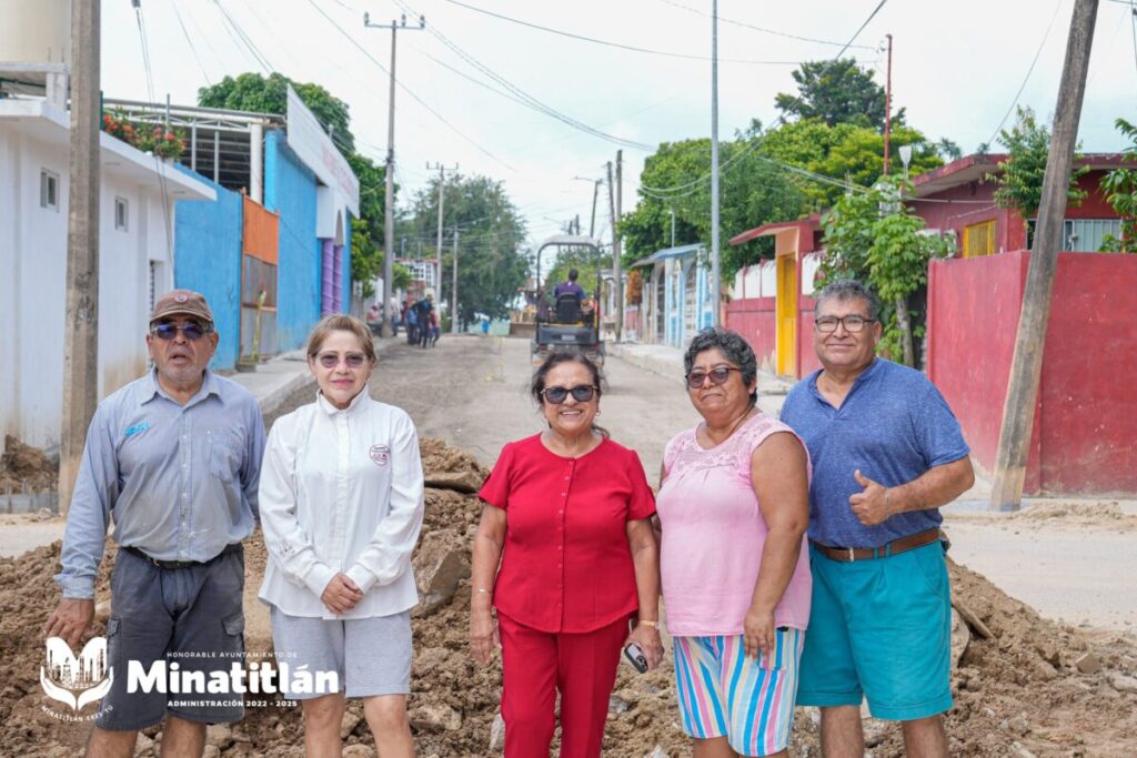 Carmen Medel supervisa obras comunitarias de SEDATU en Minatitlán