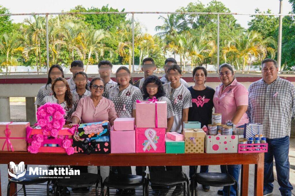 Carmen Medel recibe donativo de alumnos del CBTIS 213 para pacientes oncológicos