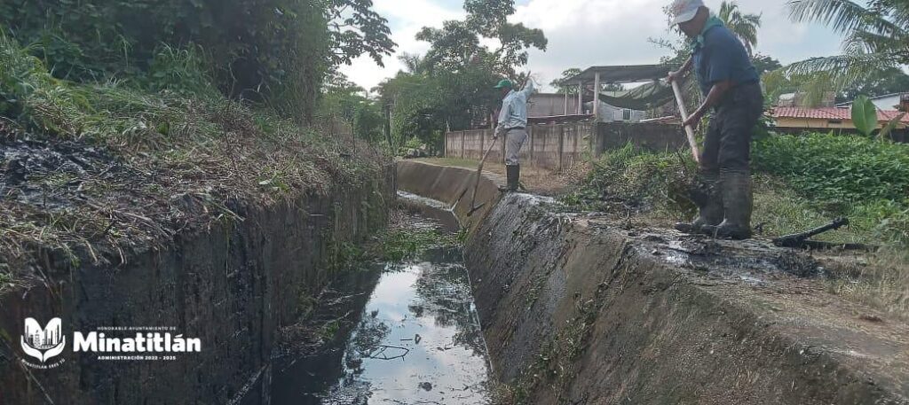 DGAPA realiza labores de limpieza y desazolve en Minatitlán DGAPA realiza labores de limpieza y desazolve en Minatitlán
