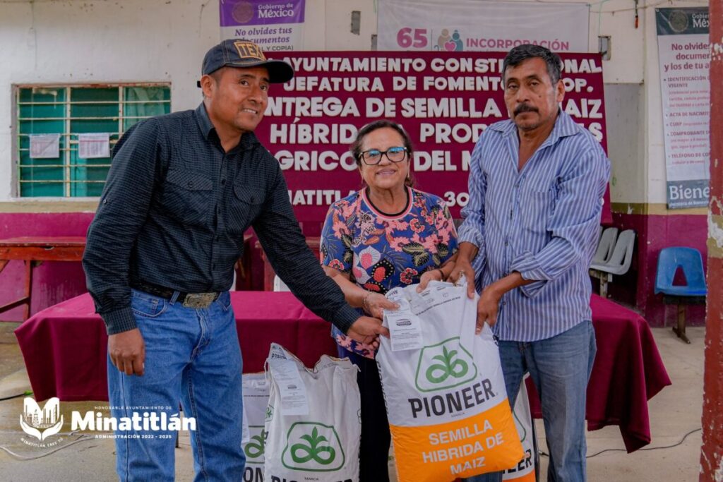 Carmen Medel Palma impulsa el apoyo al campo con entrega de maíz en la localidad de Otapa