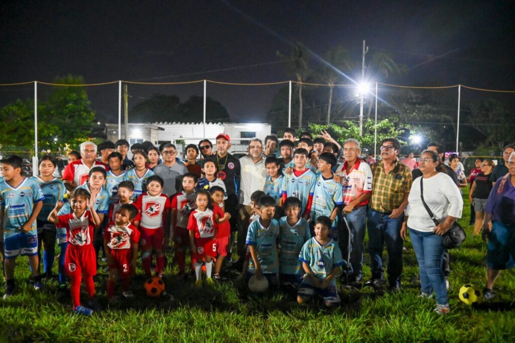Revitaliza Amado Cruz Malpica cancha de futbol ‘Coatzacoalcos’ con más tres décadas de antigüedad Revitaliza Amado Cruz Malpica cancha de futbol ‘Coatzacoalcos’ con más tres décadas de antigüedad