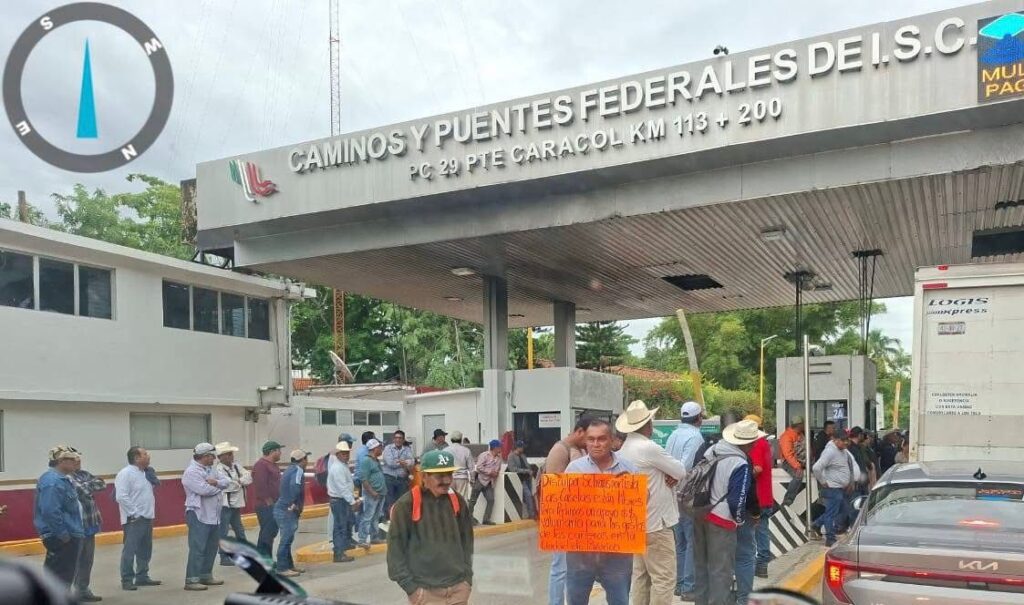 Cañeros bloquean casetas del Puente Caracol y Papaloapan en protesta por bajos precios del azúcar.