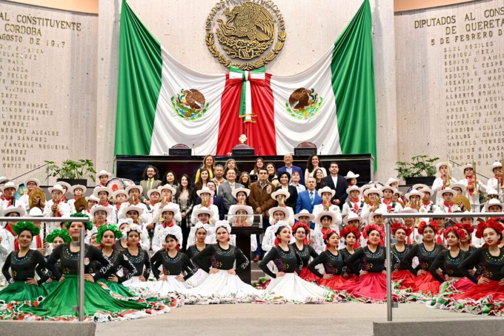 En el Congreso, reconocen a la Delfines Marching Band