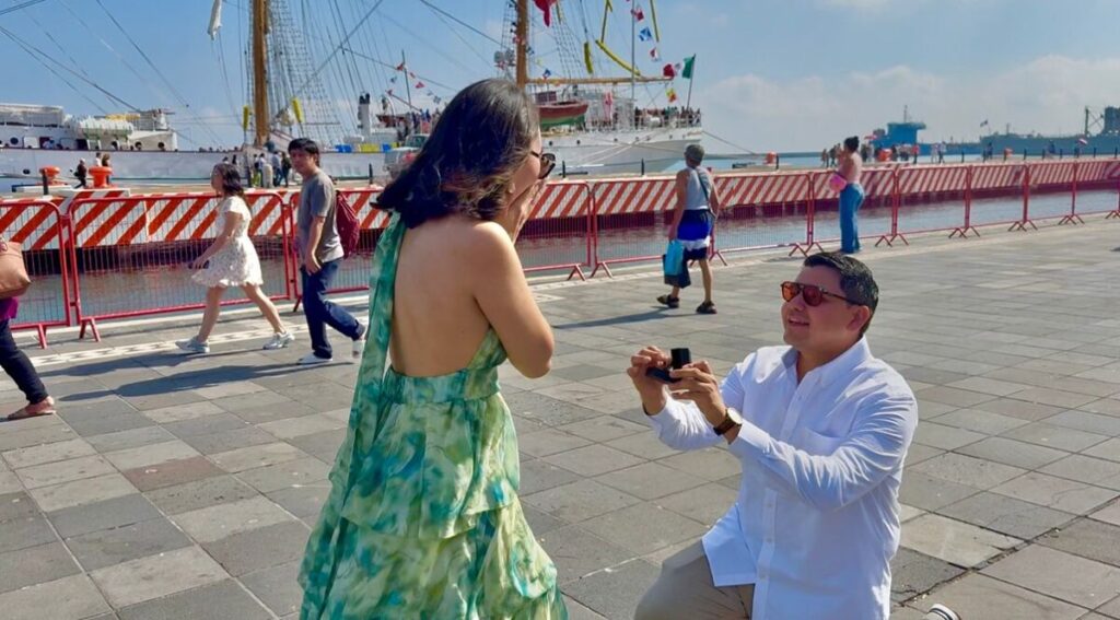 VIDEO : Cadete aprovecha arribo de Buque Cuauhtémoc para pedir matrimonio en Veracruz.